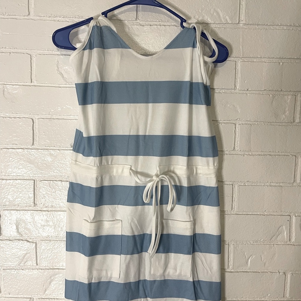 Lightweight dress with tie straps on shoulders and abdomen